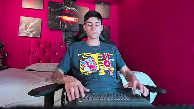 Snapshot of LukeSavagge chatting on October 28, 2025, 9:50 pm LukeSavagge online show from October 28, 2025, 9:50 pm