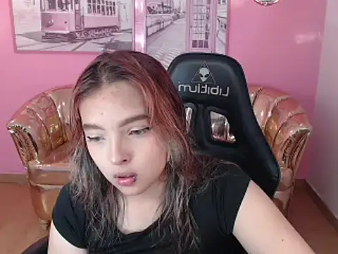 mia foster t online show from October 7, 2025, 12:35 pm