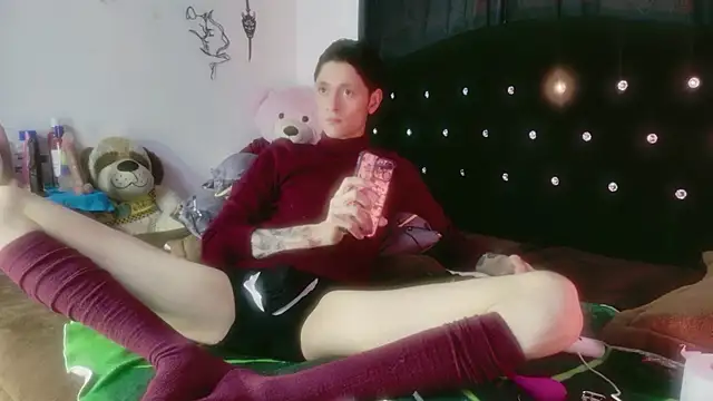 Snapshot of Tyler_cat chatting on April 28, 2026, 11:43 pm Tyler cat online show from April 28, 2026, 11:43 pm