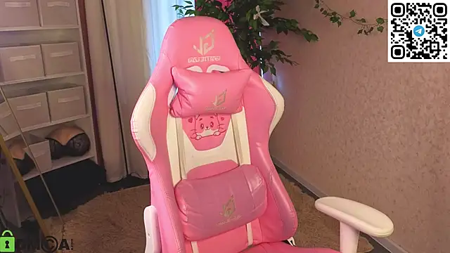 L1na Reeds online show from April 15, 2026, 1:12 am