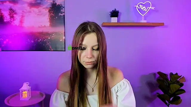 esme moore  online show from October 7, 2025, 9:39 am