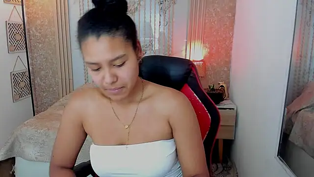 Snapshot of AriaVega chatting on May 6, 2026, 12:43 pm AriaVega online show from May 6, 2026, 12:43 pm