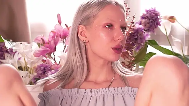 RanyThomson online show from November 15, 2025, 12:34 pm