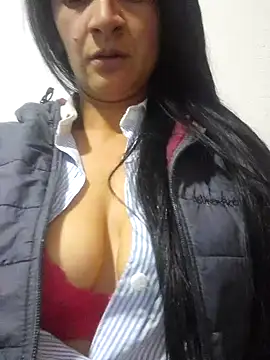 Lesli 14 online show from November 19, 2025, 3:06 am