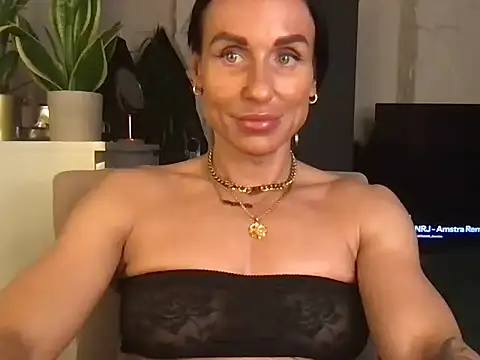 GluteQueenE online show from March 12, 2026, 6:03 pm