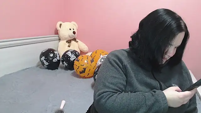  alexandra ray  online show from October 24, 2025, 7:49 am