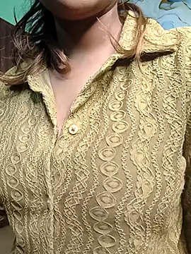 Snapshot of Laura_43 chatting on November 7, 2025, 7:36 pm Laura 43 online show from November 7, 2025, 7:36 pm