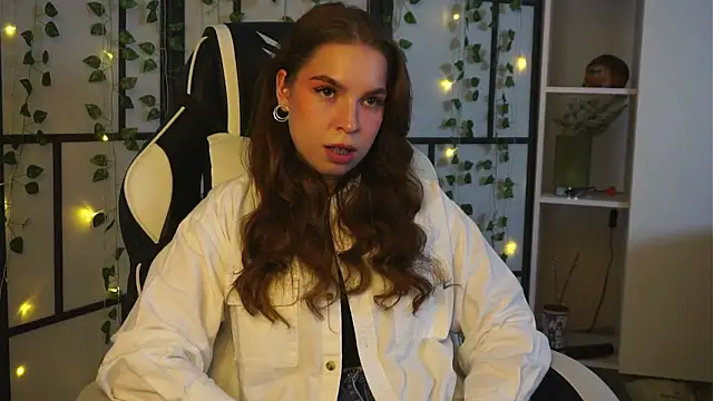 ToniaRoehr online show from October 8, 2025, 5:32 pm