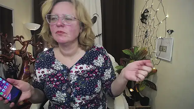 VestaWoody online show from October 11, 2025, 12:15 pm