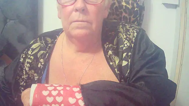 Playful MILF Demi online show from November 6, 2025, 10:10 pm