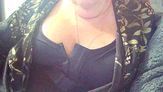 Playful MILF Demi online show from February 8, 2026, 10:46 pm