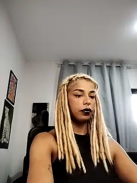 Snapshot of Helenoir chatting on June 27, 2026, 8:14 pm Helenoir online show from June 27, 2026, 8:14 pm