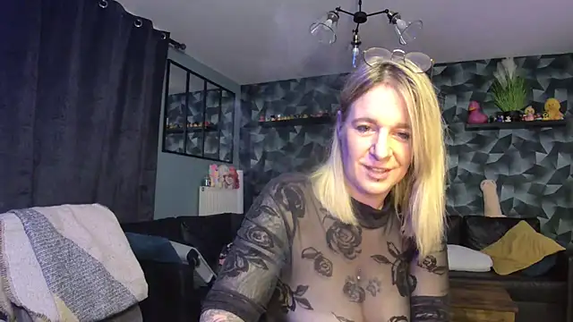 Snapshot of Delichieuse5 chatting on October 7, 2025, 7:44 pm Delichieuse5 online show from October 7, 2025, 7:44 pm