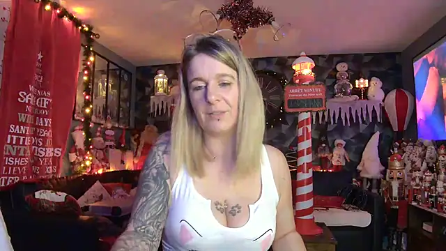 Delichieuse5 online show from December 18, 2025, 8:48 pm