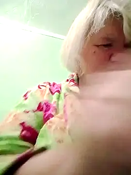 Snapshot of LusiyaGold5 chatting on October 15, 2025, 11:27 pm LusiyaGold5 online show from October 15, 2025, 11:27 pm