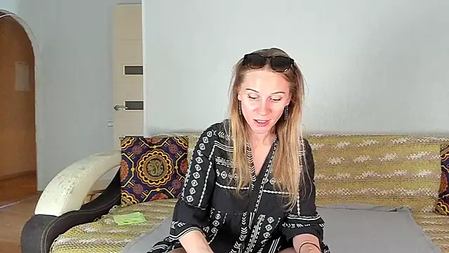 Snapshot of Amalia_Mio chatting on June 3, 2026, 8:28 am Amalia Mio online show from June 3, 2026, 8:28 am