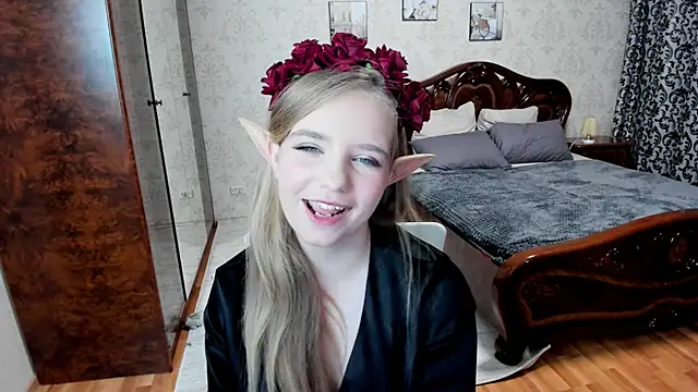 Snapshot of LunaCosplay chatting on October 21, 2025, 7:58 pm LunaCosplay online show from October 21, 2025, 7:58 pm