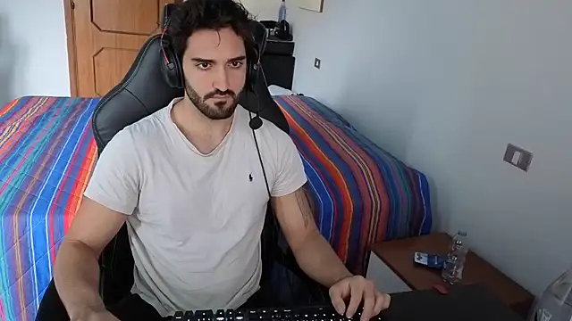 Al3xox02 online show from April 2, 2026, 11:52 am