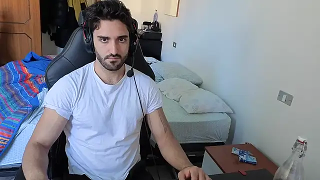 Al3xox02 online show from April 9, 2026, 11:15 am