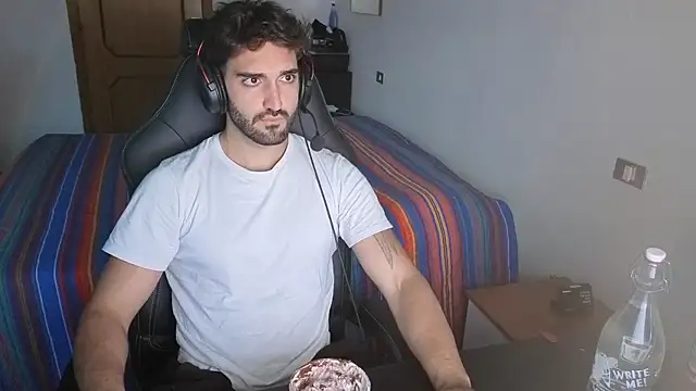 Al3xox02 online show from April 13, 2026, 5:40 pm