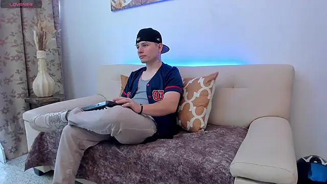 Snapshot of Leoo_Miller chatting on October 10, 2025, 8:30 pm Leoo Miller online show from October 10, 2025, 8:30 pm