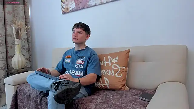 Snapshot of Leoo_Miller chatting on October 11, 2025, 8:29 pm Leoo Miller online show from October 11, 2025, 8:29 pm