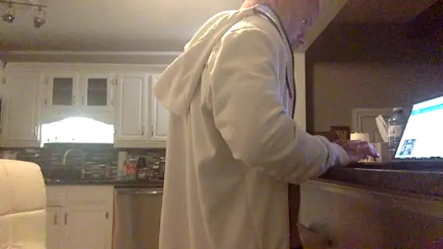 Snapshot of Muscledick40 chatting on February 3, 2026, 6:40 am Muscledick40 online show from February 3, 2026, 6:40 am