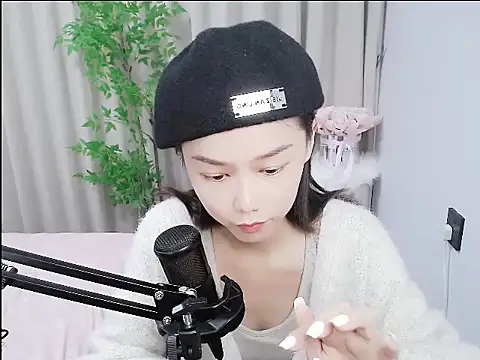 Snapshot of mili0923 chatting on October 22, 2025, 2:28 pm mili0923 online show from October 22, 2025, 2:28 pm