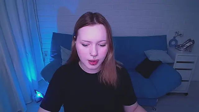 AuroraMour online show from October 16, 2025, 4:19 pm