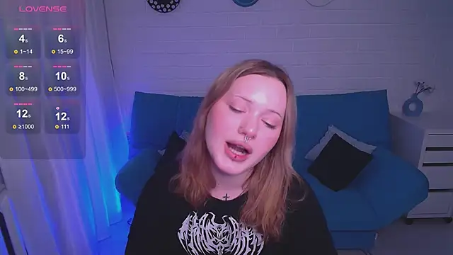 AuroraMour online show from October 20, 2025, 4:07 pm