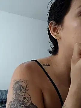 Snapshot of Blue_and_Damian chatting on October 20, 2025, 1:00 pm Blue and Damian online show from October 20, 2025, 1:00 pm