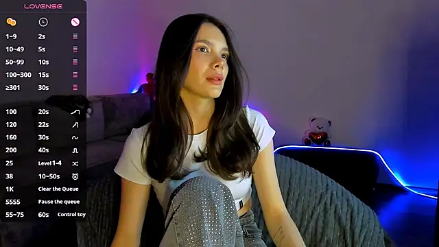 Snapshot of LeanaWILL chatting on November 7, 2025, 5:35 pm LeanaWILL online show from November 7, 2025, 5:35 pm