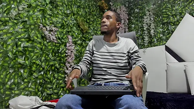 Snapshot of REDBRYAN_EBANO chatting on October 28, 2025, 7:27 pm REDBRYAN EBANO online show from October 28, 2025, 7:27 pm