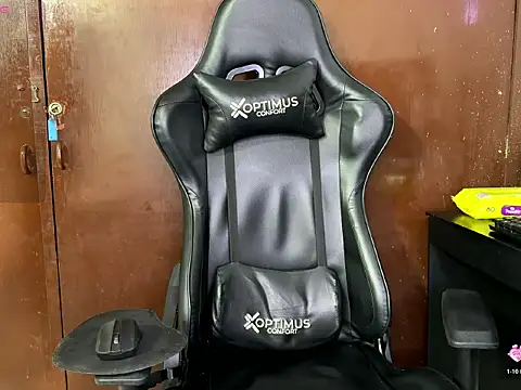 Snapshot of BigTitsGirl04 chatting on February 3, 2026, 11:54 pm BigTitsGirl04 online show from February 3, 2026, 11:54 pm