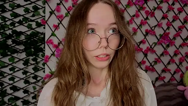 Petite Polly online show from October 16, 2025, 8:10 pm