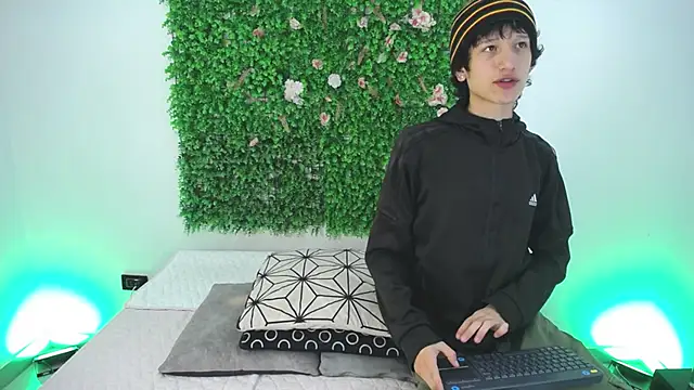 Snapshot of Emo_Boy_ chatting on November 25, 2025, 1:00 pm Emo Boy online show from November 25, 2025, 1:00 pm