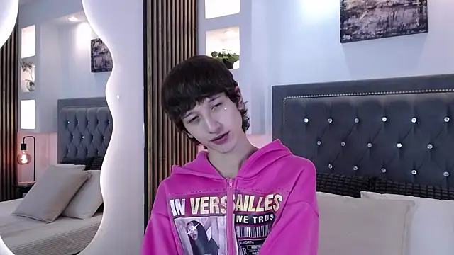 Emo Boy  online show from April 15, 2026, 8:31 pm