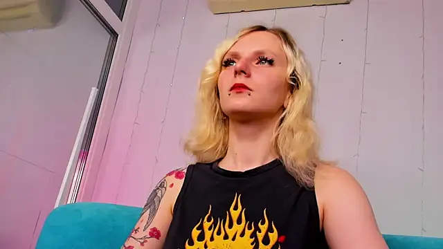 Snapshot of LikiLips chatting on October 10, 2025, 1:37 am LikiLips online show from October 10, 2025, 1:37 am