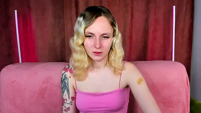 Snapshot of LikiLips chatting on November 25, 2025, 1:05 am LikiLips online show from November 25, 2025, 1:05 am