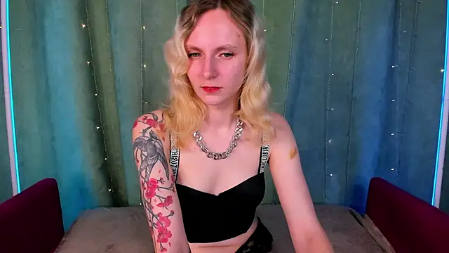 Snapshot of LikiLips chatting on November 28, 2025, 1:30 am LikiLips online show from November 28, 2025, 1:30 am