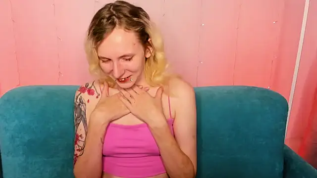 Snapshot of LikiLips chatting on December 16, 2025, 1:10 am LikiLips online show from December 16, 2025, 1:10 am