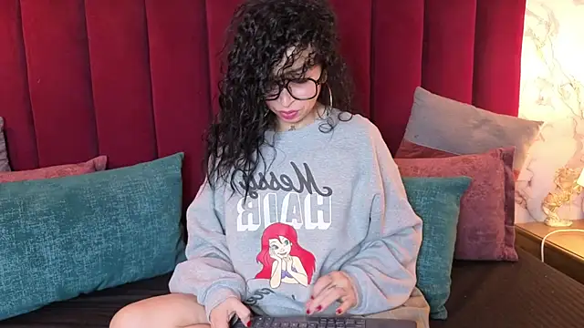 CHIARAJJONES online show from May 20, 2026, 12:33 pm