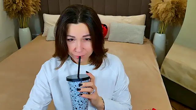 EdenSolis online show from March 8, 2026, 9:24 am