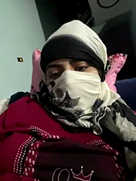 Crazycutiee2 online show from November 4, 2025, 12:15 pm