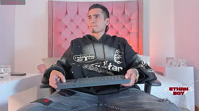 Snapshot of Ethan_Boy_ chatting on October 24, 2025, 8:16 pm Ethan Boy online show from October 24, 2025, 8:16 pm