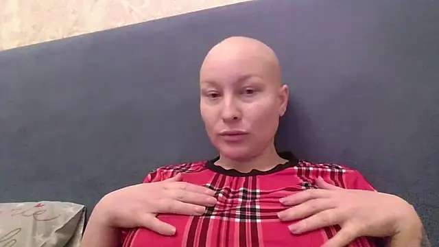 Snapshot of SweetKrysty chatting on October 19, 2025, 8:42 pm SweetKrysty online show from October 19, 2025, 8:42 pm