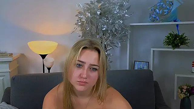 Snapshot of Lulu___Moon chatting on October 28, 2025, 8:18 am Lulu   Moon online show from October 28, 2025, 8:18 am