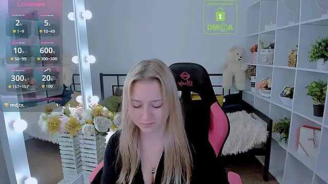 Snapshot of Lulu___Moon chatting on October 29, 2025, 6:59 am Lulu   Moon online show from October 29, 2025, 6:59 am