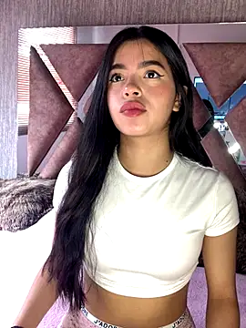 LunaMoore Pink online show from October 17, 2025, 1:57 pm