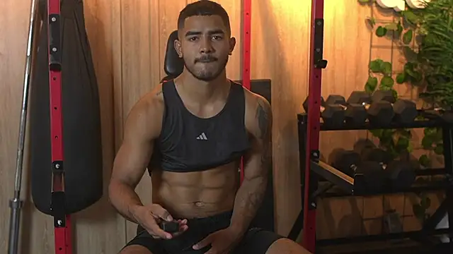 Snapshot of Reik_Vonn chatting on November 7, 2025, 12:16 pm Reik Vonn online show from November 7, 2025, 12:16 pm